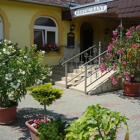Patyi Etterem Es Hotel Bögöte Exteriör bild