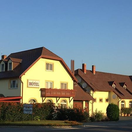 Patyi Etterem Es Hotel Bögöte Exteriör bild