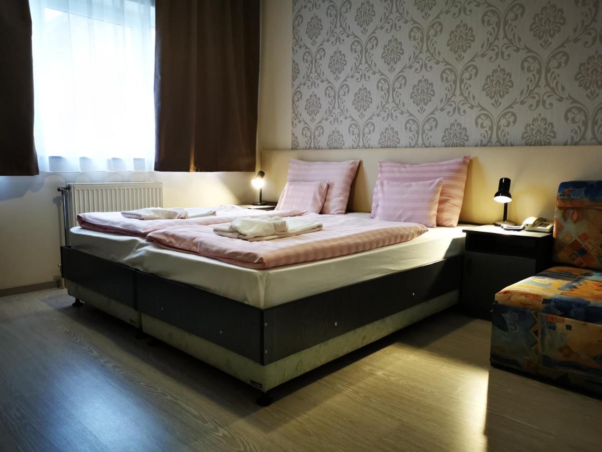 Patyi Etterem Es Hotel Bögöte Exteriör bild