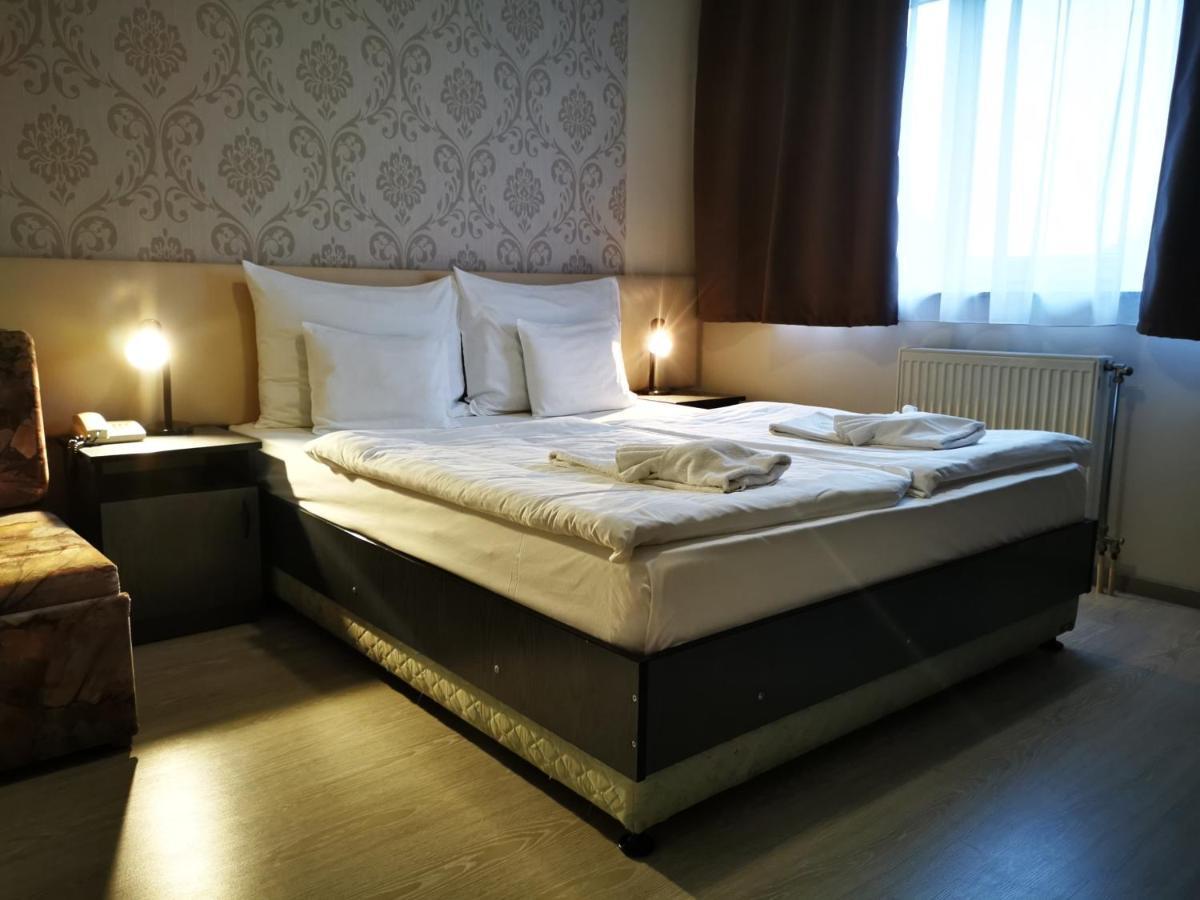 Patyi Etterem Es Hotel Bögöte Exteriör bild