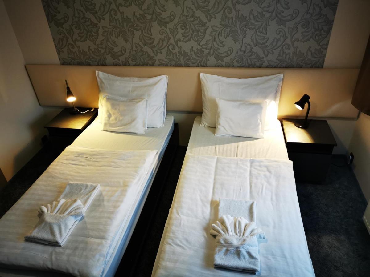 Patyi Etterem Es Hotel Bögöte Exteriör bild