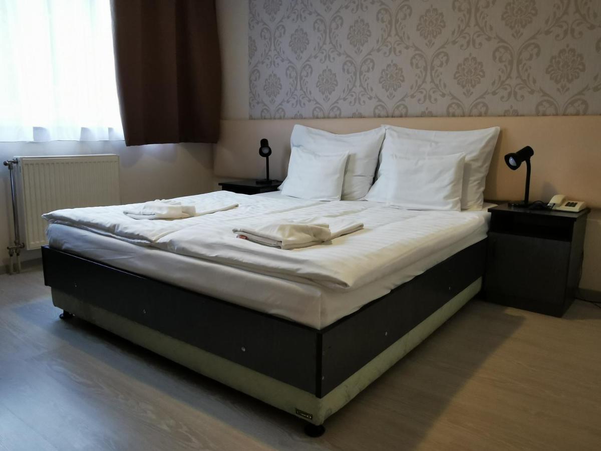 Patyi Etterem Es Hotel Bögöte Exteriör bild
