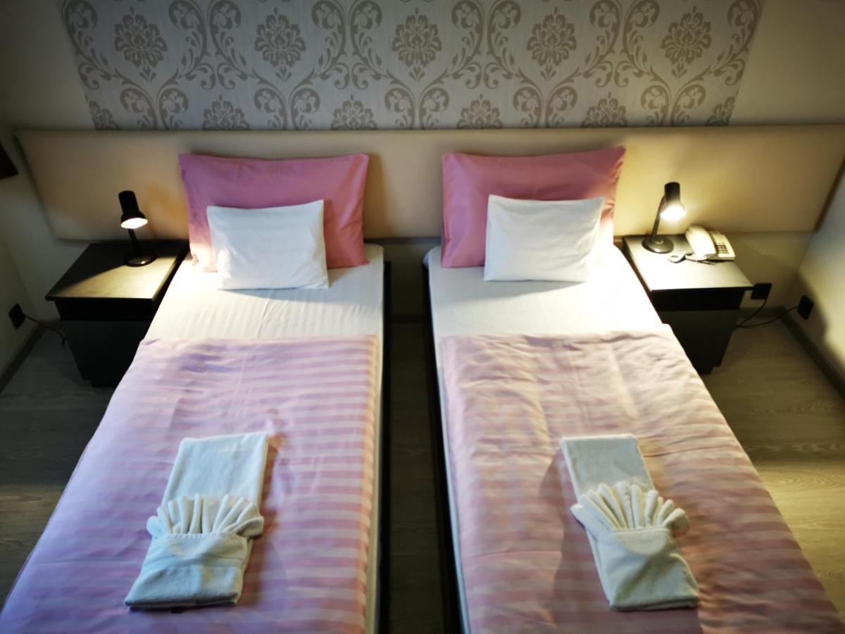 Patyi Etterem Es Hotel Bögöte Exteriör bild