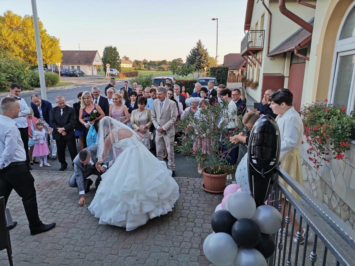 Patyi Etterem Es Hotel Bögöte Exteriör bild