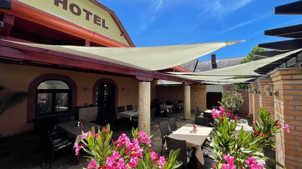 Patyi Etterem Es Hotel Bögöte Exteriör bild