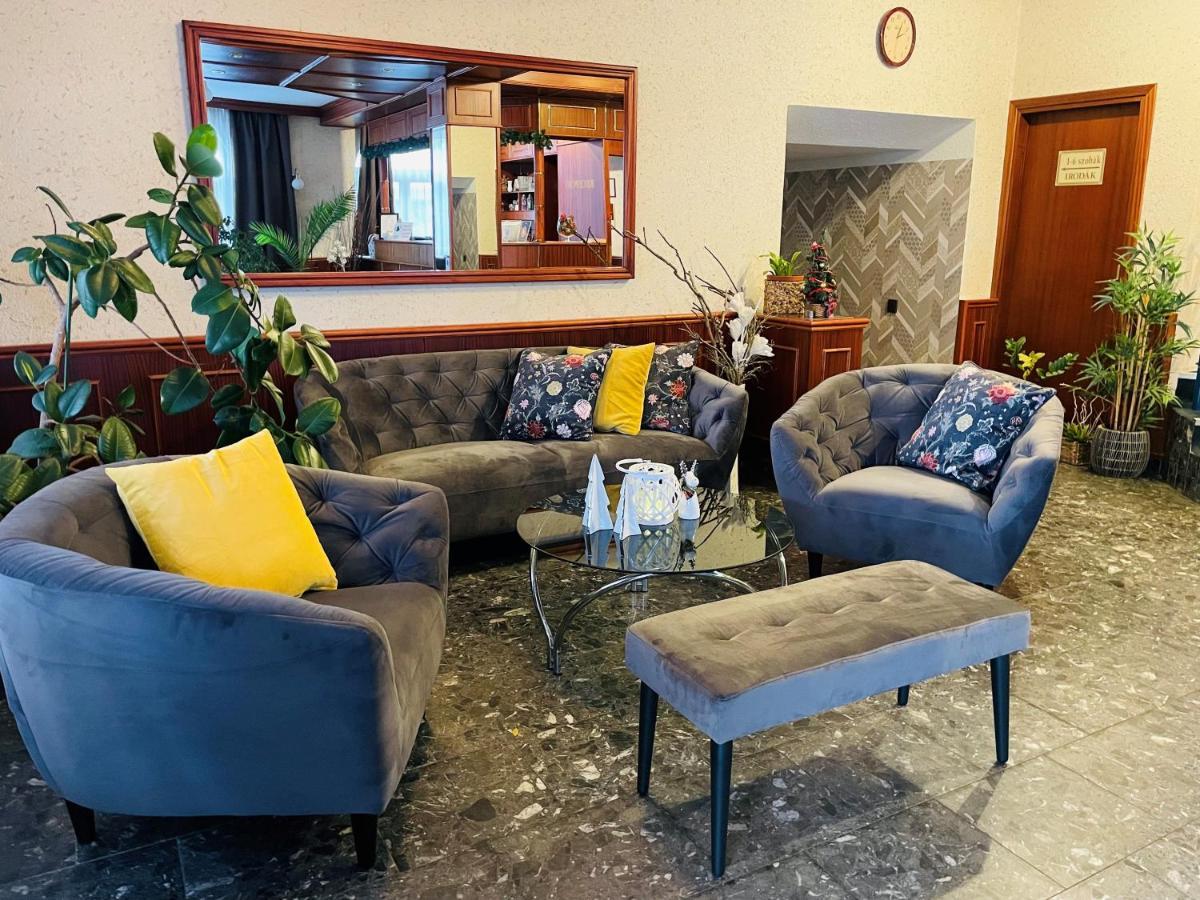 Patyi Etterem Es Hotel Bögöte Exteriör bild