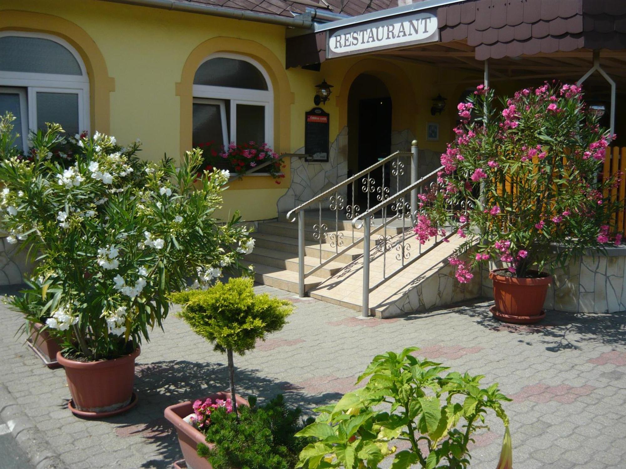 Patyi Etterem Es Hotel Bögöte Exteriör bild