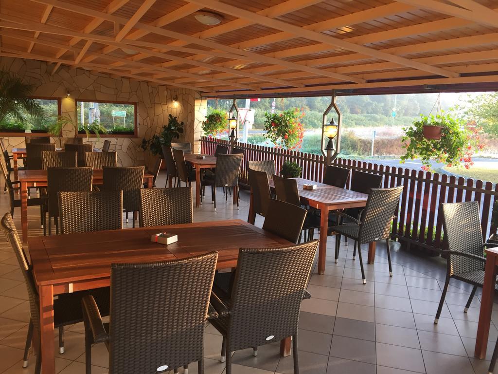 Patyi Etterem Es Hotel Bögöte Exteriör bild