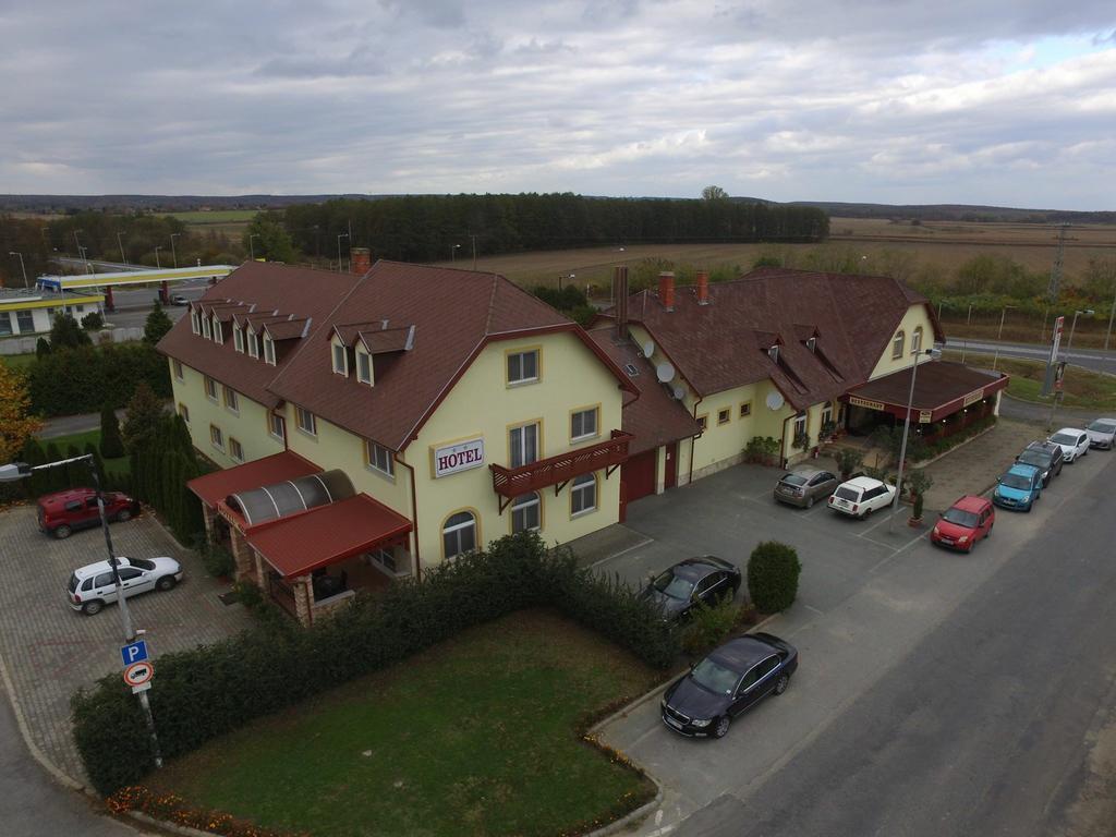 Patyi Etterem Es Hotel Bögöte Exteriör bild