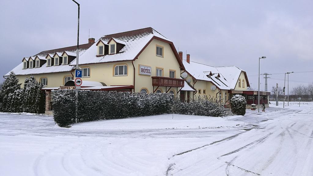 Patyi Etterem Es Hotel Bögöte Exteriör bild