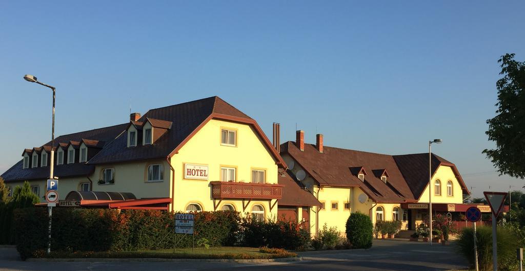 Patyi Etterem Es Hotel Bögöte Exteriör bild