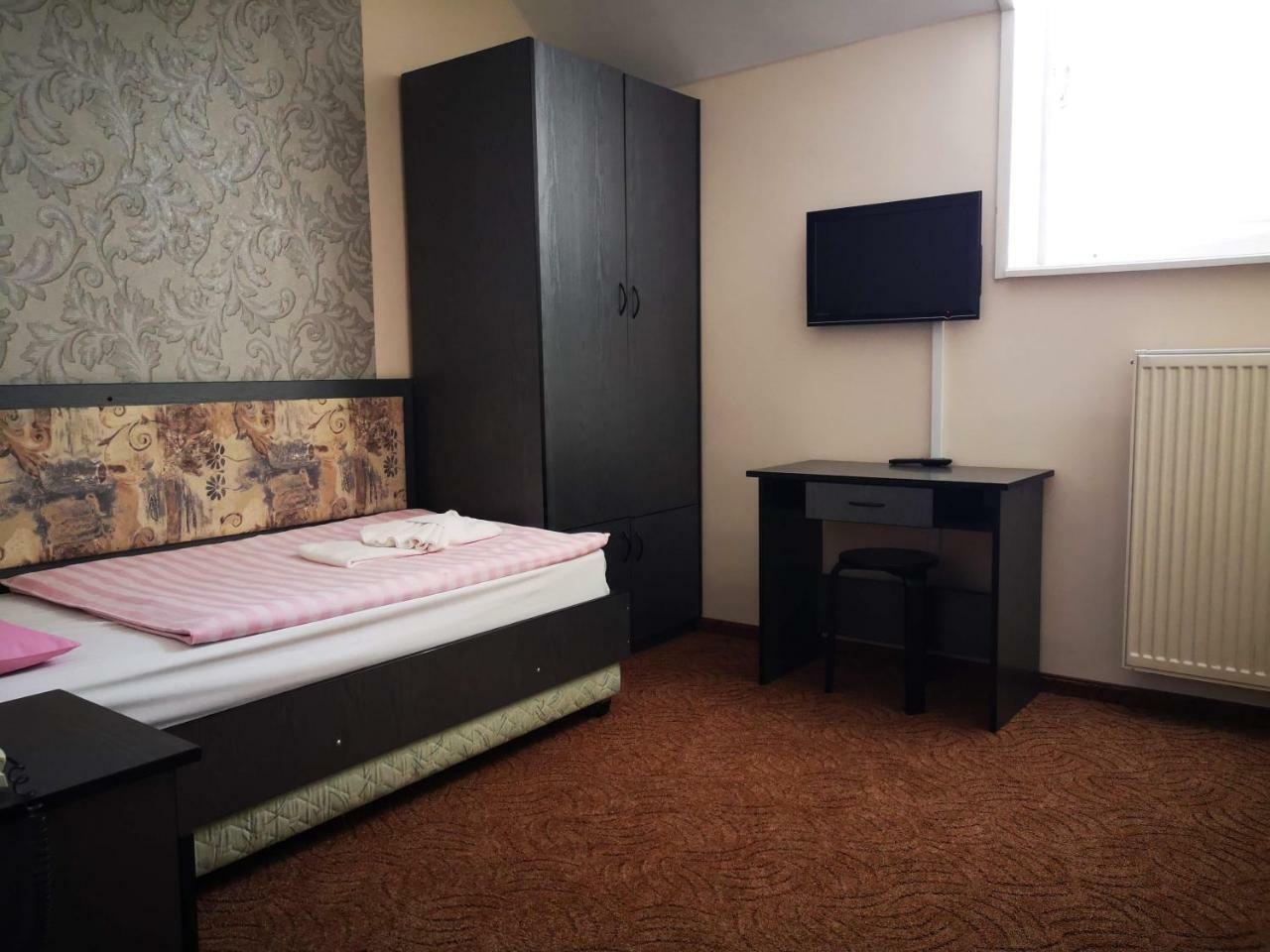 Patyi Etterem Es Hotel Bögöte Exteriör bild