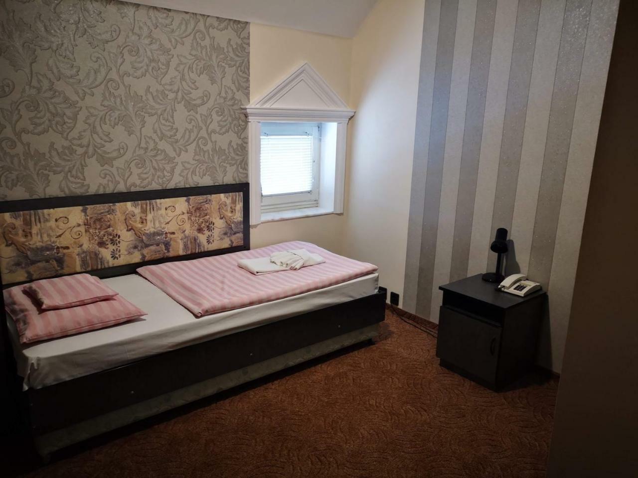 Patyi Etterem Es Hotel Bögöte Exteriör bild
