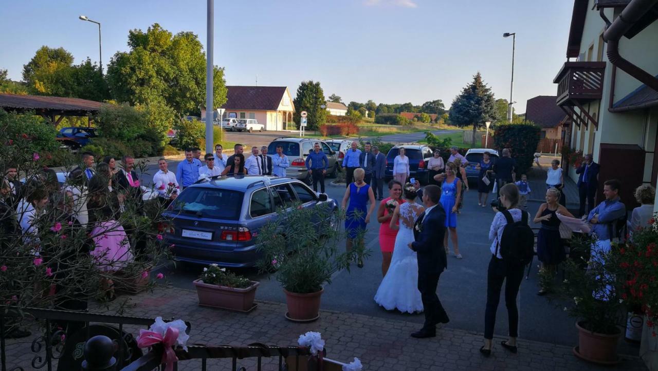 Patyi Etterem Es Hotel Bögöte Exteriör bild