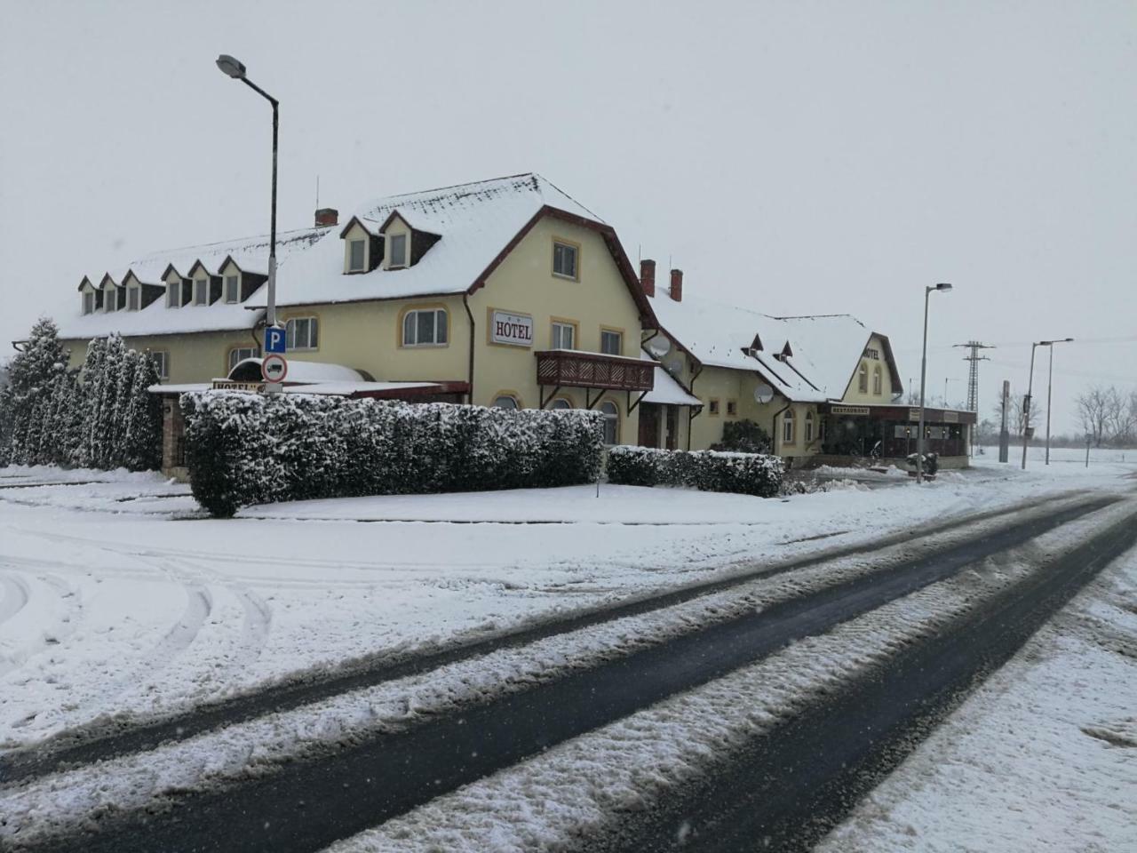 Patyi Etterem Es Hotel Bögöte Exteriör bild