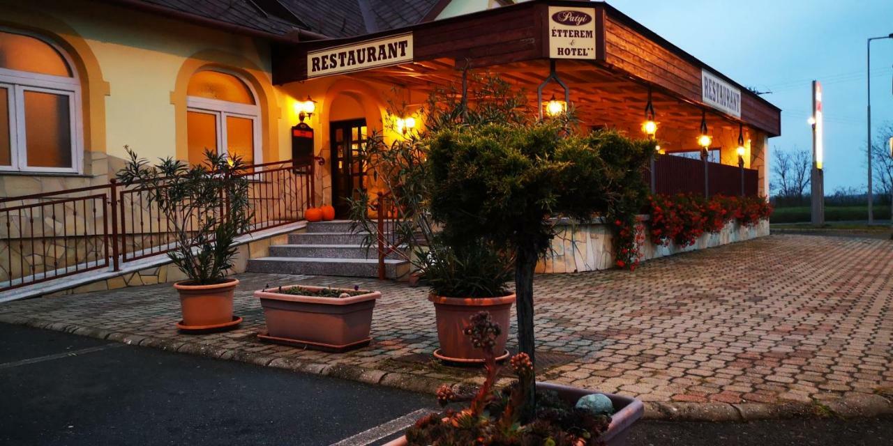 Patyi Etterem Es Hotel Bögöte Exteriör bild