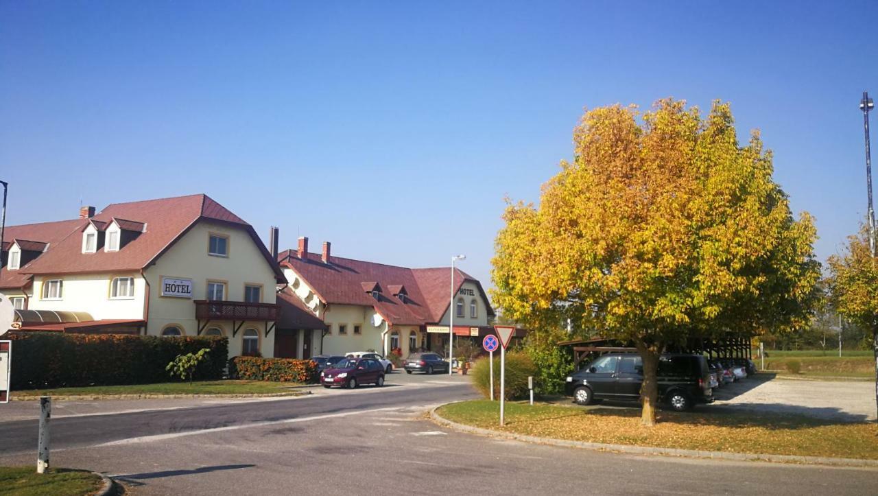 Patyi Etterem Es Hotel Bögöte Exteriör bild